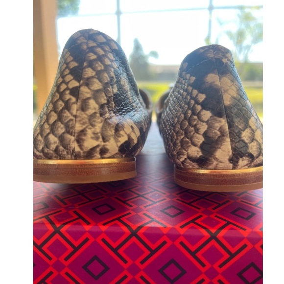 Snake skinned printed leather with TB logo - Picture 5 of 8